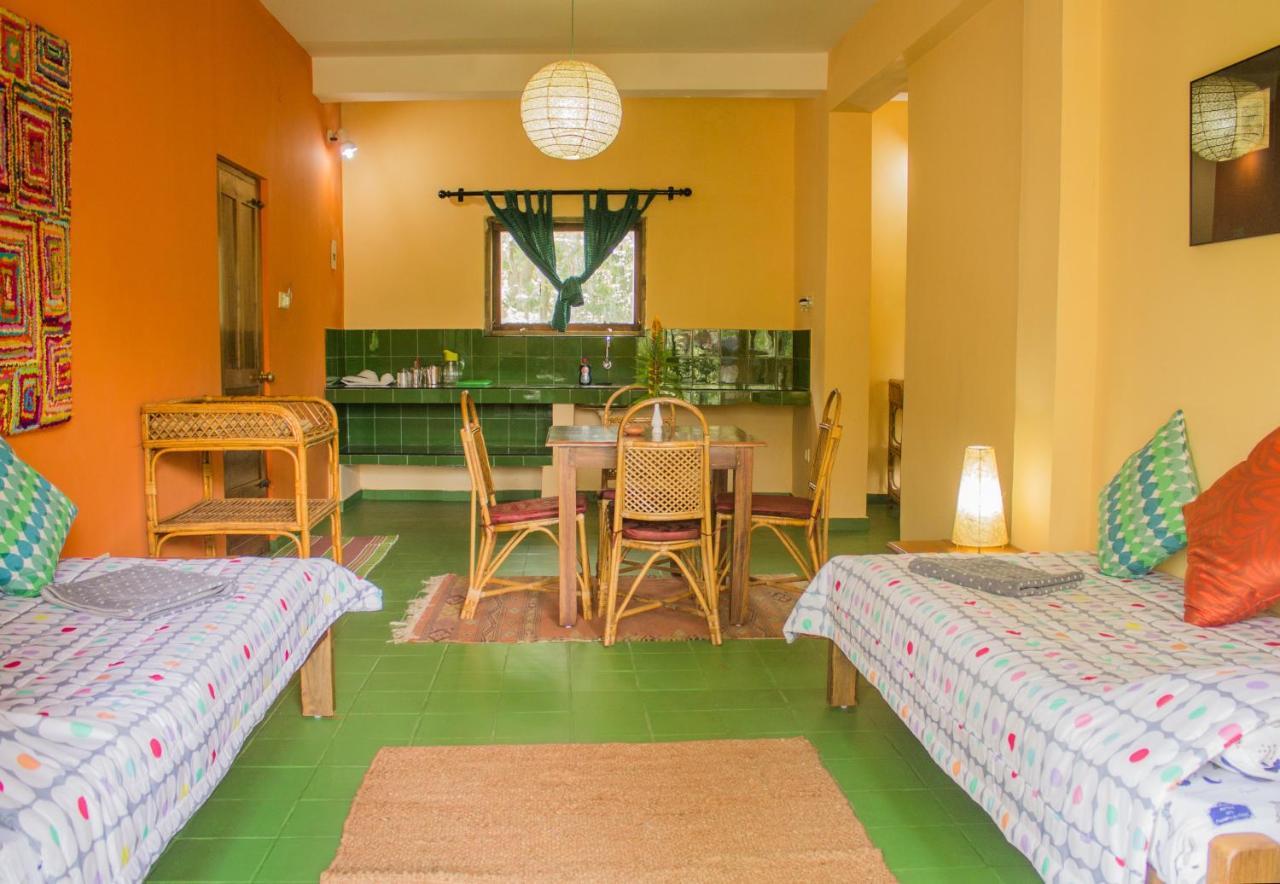 Chrissie'S Hotel Thekkady Exterior photo