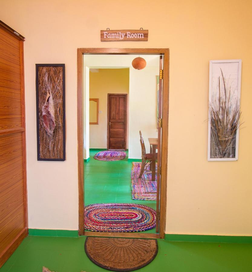 Chrissie'S Hotel Thekkady Exterior photo