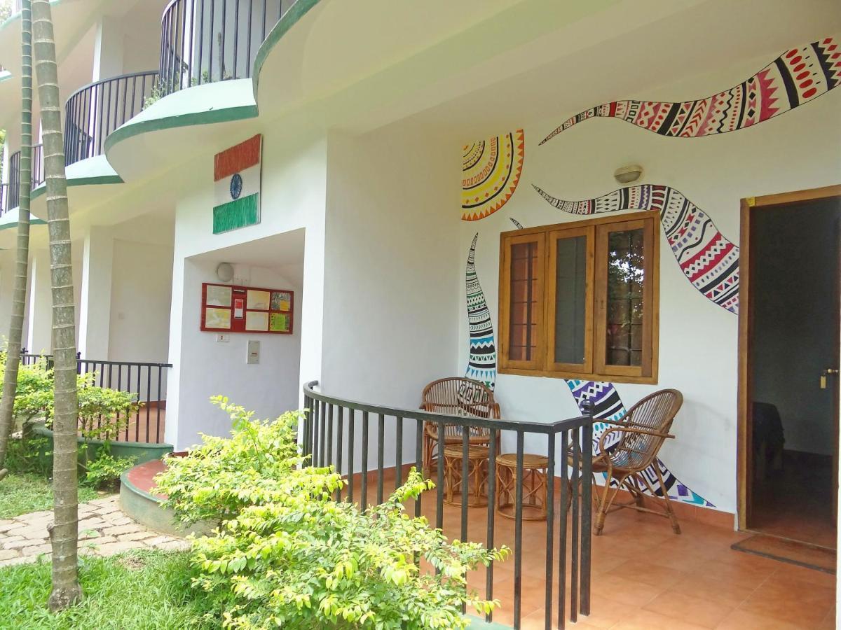 Chrissie'S Hotel Thekkady Exterior photo