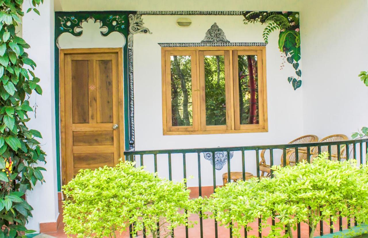 Chrissie'S Hotel Thekkady Exterior photo