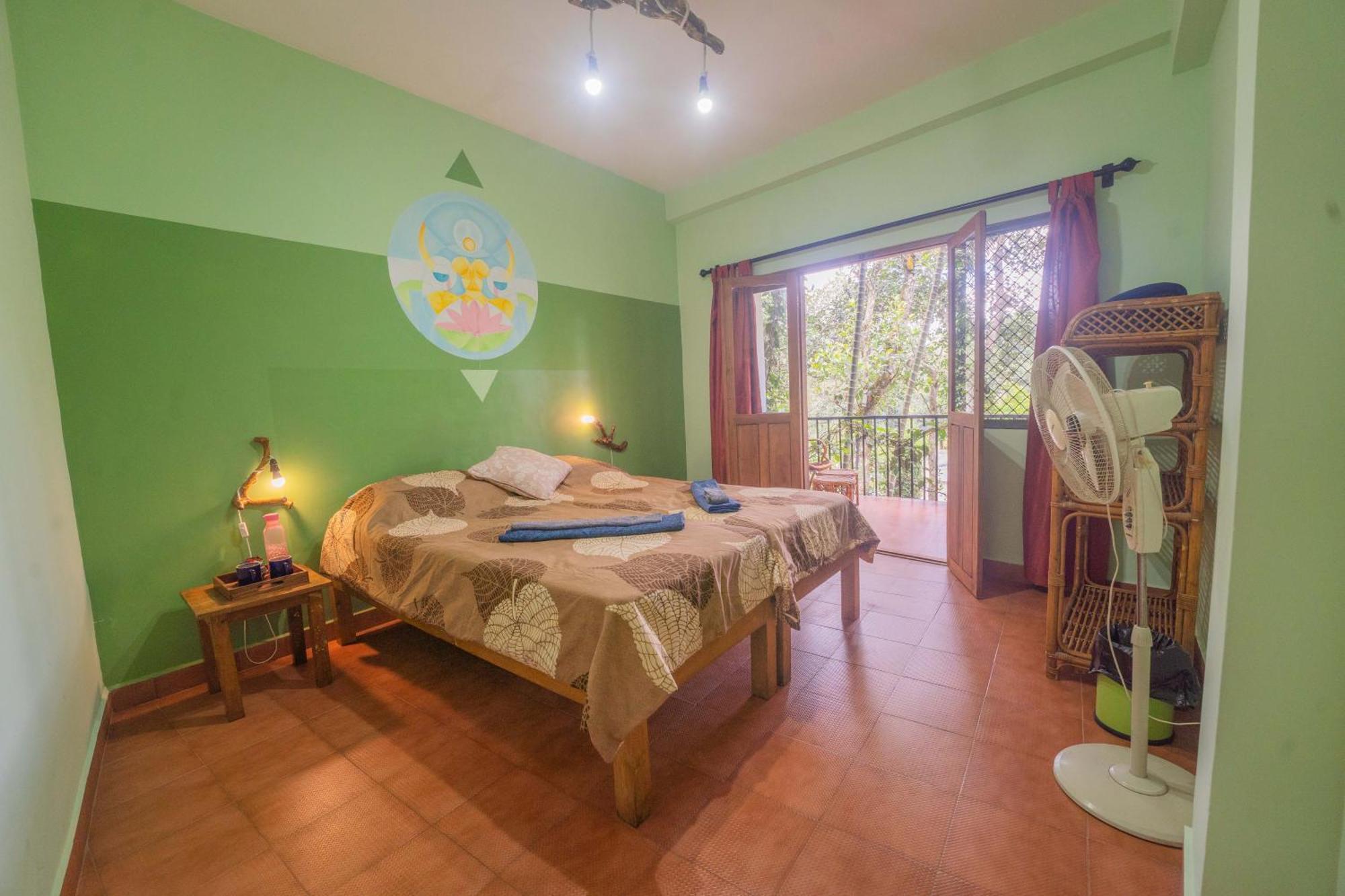 Chrissie'S Hotel Thekkady Exterior photo