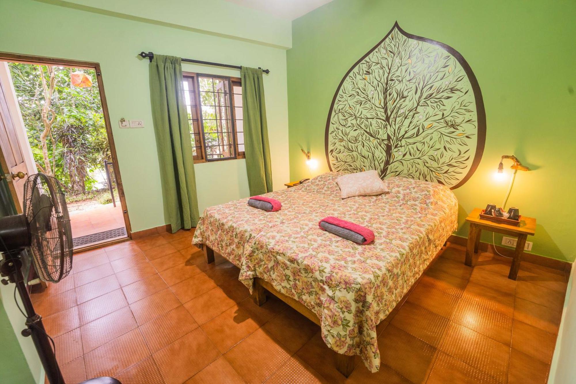 Chrissie'S Hotel Thekkady Exterior photo