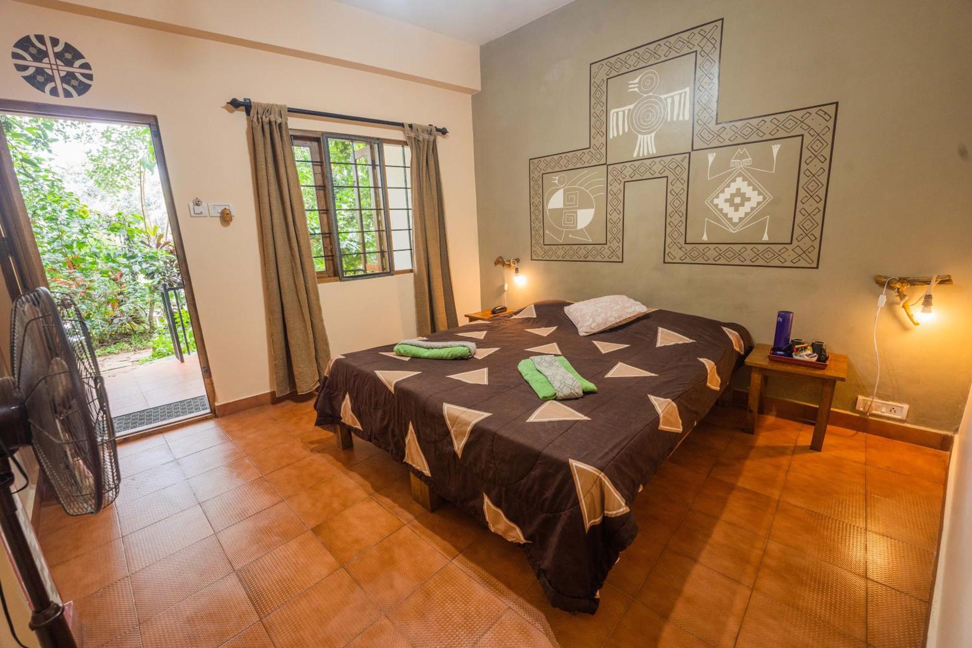 Chrissie'S Hotel Thekkady Exterior photo