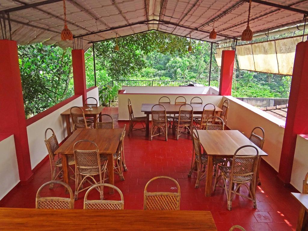 Chrissie'S Hotel Thekkady Exterior photo