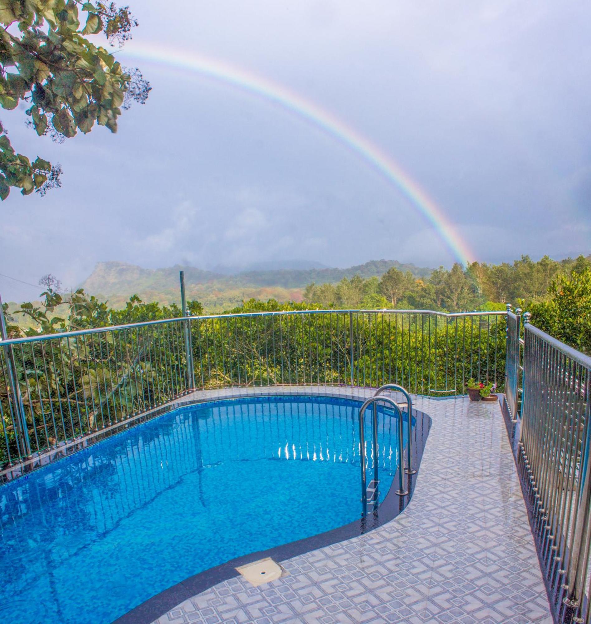 Chrissie'S Hotel Thekkady Exterior photo